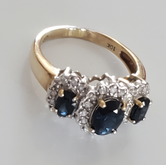 10K Gold Ring - Picture 5 of 17